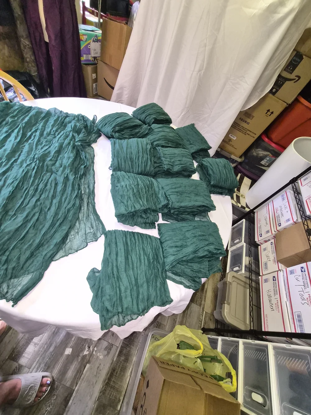 Crinkled Table Runners Emerald Green 12 Ct